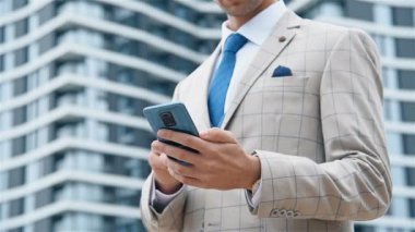 Cep telefonunu kullanarak Takım Elbiseli Danışman. İş ve Teknoloji Konsepti. Kapat.