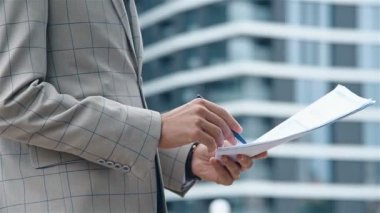 Mali müşavir, hisse senedi raporuna notlar alır. Finans ve Ticaret Konsepti. Kapat.