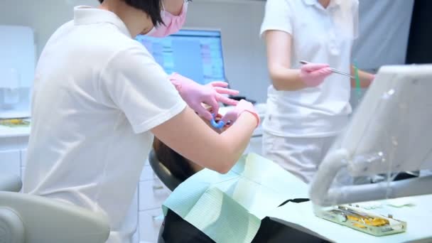 医生在美白程序实施前 会把牙齿牵引器插入病人的口腔 牙齿及牙齿健康护理概念 — 图库视频影像