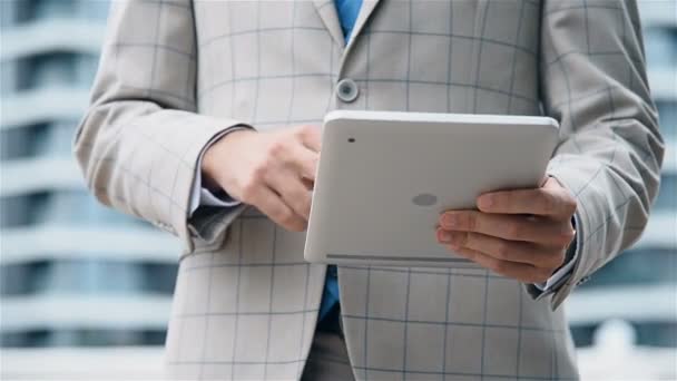 Χέρια Του Οικονομικού Συμβούλου Που Εργάζονται Ψηφιακή Tablet Εξωτερική Έννοια — Αρχείο Βίντεο