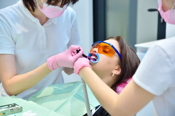 Dentista Assistente Aplica Gel Clareador Aos Dentes Paciente Clareamento Dos — Fotografia de Stock