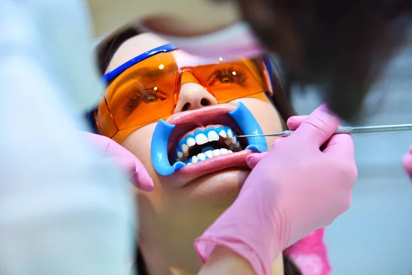 Paciente Mujer Con Gafas Protectoras Para Procedimiento Blanqueamiento Dental Clínica —  Fotos de Stock