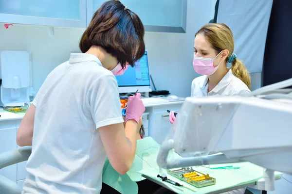 Zubařka Asistentkou Připravuje Pacienta Bělení Zubů Zubní Bělení Zubů Koncept — Stock fotografie