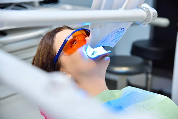 Teeth Whitening Procedure Met Vrouwelijke Patiënt Tandheelkundige Kliniek Tandheelkundige Tanden — Stockfoto