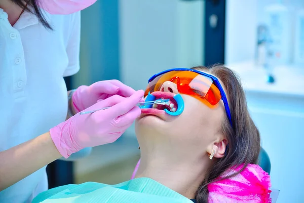 Tandläkare Förbereder Kvinnlig Patient För Tandblekning Förfarande Tandläkarmottagningen Tandblekning Och — Stockfoto