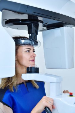 Genç bir kadın hasta, dişçide tomografi çektirmiş. Diş sağlığı ve sağlık hizmetleri kavramı.