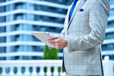 Dijital tablet bilgisayar kullanan bir iş adamı. İş ve teknoloji kavramı.