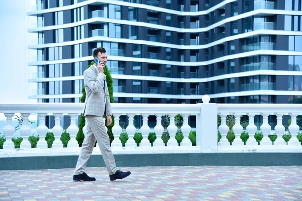 Affärsman Kostym Promenader Och Talar Smartphone Modern Skyskrapa Bakgrund Affärs — Stockfoto