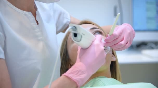 歯科頭蓋内視鏡でピンクの手袋とアシスタントスキャン患者で整形外科医 義歯学と形態学の概念 — ストック動画