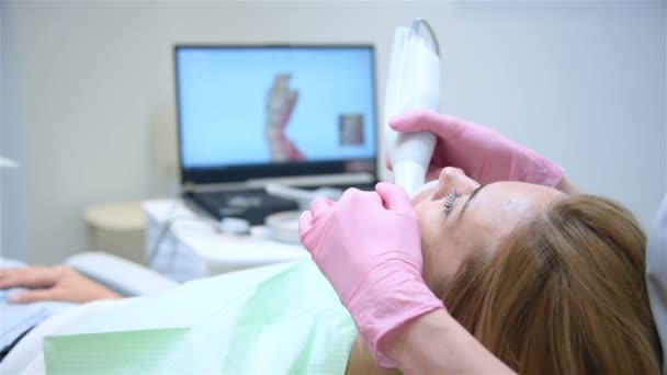 Zahnarzt Und Patient Auf Dem Bildschirm Mit Scan Des Kiefers — Stockvideo
