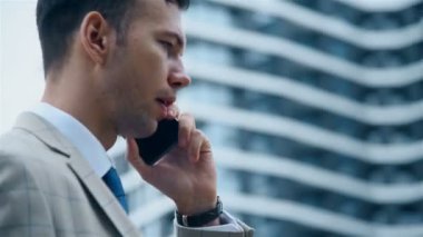 Hisse senedi tüccarı cep telefonuyla konuşuyor. İş ve Bilgi Teknolojisi Konsepti.