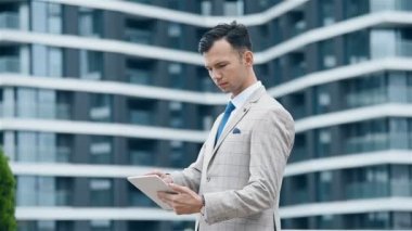 Stock Trader Man, Dijital Tablet Bilgisayar kullanıyor. İş ve Bilgi İletişim Teknolojisi Konsepti.