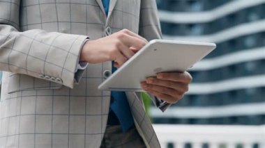 Modern Şehir Arkaplanı Üzerine Dijital Tablet Kullanan Stock Trader. İş ve İletişim Teknolojisi Konsepti. Yavaş Hareket Efekti.