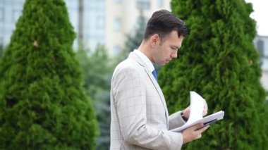 Finansal Danışman. Şehirdeki iş raporlarıyla ilgili çalışma ve planlama. Finans ve Ticaret Konsepti. Yavaş Hareket Etkisi. Kapat.