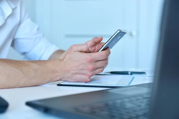 Office Manager Schrijft Bericht Smartphone Modern Kantoor Bedrijfs Werkconcept Sluiten — Stockfoto