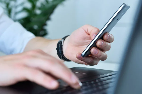 Zakenman Schrijft Bericht Smartphone Met Behulp Van Laptop Bedrijfs Werkconcept — Stockfoto