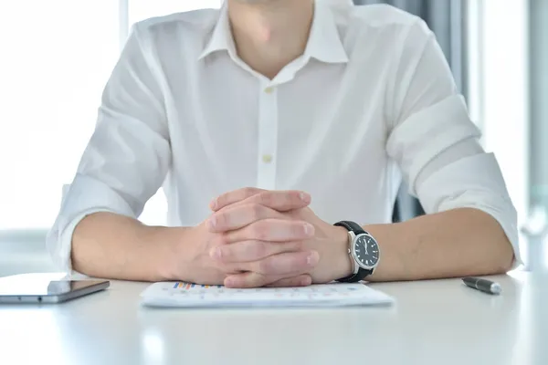 Affärsman Sittande Med Affärsrapport Bordet Affärs Och Pappersarbete Närbild — Stockfoto