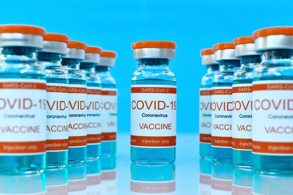 Primo Piano Delle Fiale Vetro Con Vaccino Covid Medicina Concetto — Foto Stock