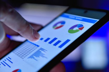 Tüccar adam telefon kullanır ve iş raporlarını analiz eder. İş ve finansal başarı kavramı. Kapat.