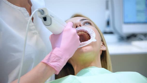 Zahnarzt Mit Intraoralem Scanner Zur Kieferuntersuchung Der Klinik Gesundheitswesen Und — Stockvideo