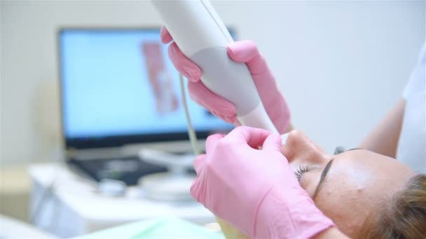 Tandarts Met Tandheelkundige Intraorale Scanner Patiënt Tanden Scannen Gezondheidszorg Stomatologie — Stockvideo