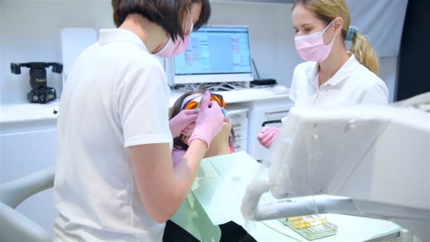 Ärztin Schiebt Dem Patienten Vor Der Zahnaufhellung Einen Dental Retractor — Stockvideo