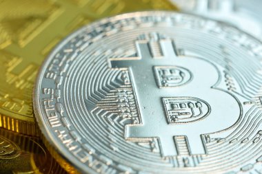 Bitcoin işaretli gümüş ve altın kripto paralar. Kripto para birimi ve sanal para kavramı. Kapat.