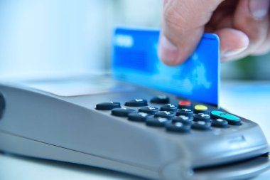 Müşteri ödemeyi kredi kartıyla yapar. Elektronik para ve alışveriş konsepti. Kapat.