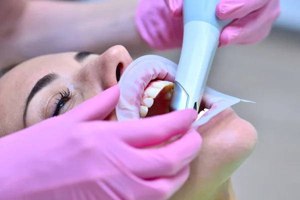 Médecin Examinant Les Dents Patient Avec Scanner Intra Oral Concept — Photo