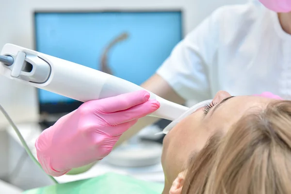 Zubař Vyšetřuje Pacientovy Zuby Intraorálním Skenerem Moderní Zubní Klinice Protetodoncie — Stock fotografie