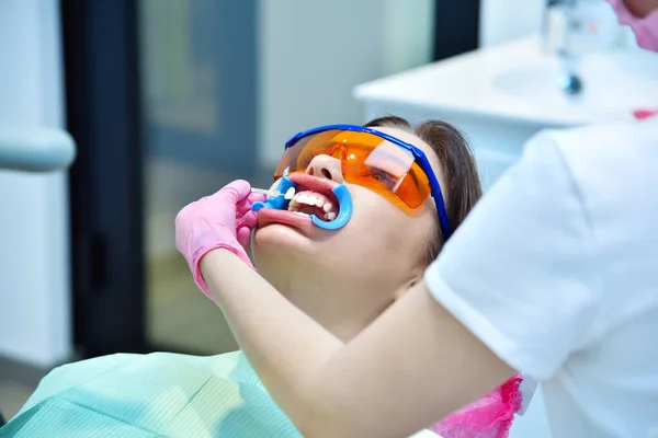 Femme Dentiste Sélectionne Ombre Pour Les Dents Avant Blanchiment Des — Photo
