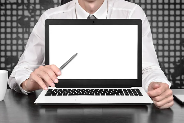 Επιχειρηματίας Δείχνει Κενό Σκριν Laptop Έννοια Εμπορίου Και Χρηματοδότησης Κλείσε — Φωτογραφία Αρχείου