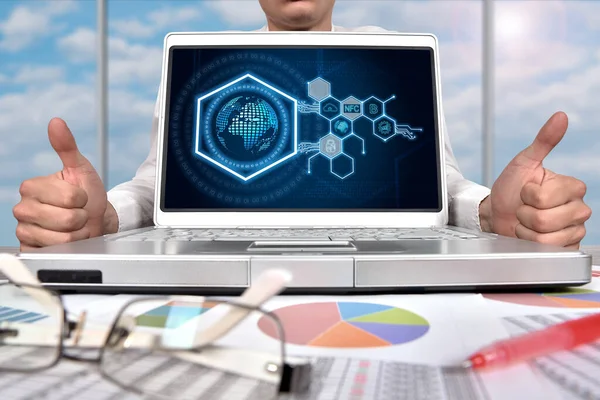 Бизнесмен Показывает Голограмму Большого Шестиугольника Цифровыми Бизнес Иконками Экране Ноутбука — стоковое фото