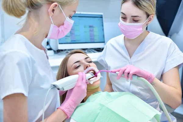 Οδοντίατρος Και Βοηθός Σκανάρουν Δόντια Του Ασθενή Τρισδιάστατο Σαρωτή Έννοια — Φωτογραφία Αρχείου