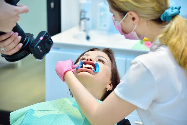 Dentista Toma Fotos Selecciona Sombra Los Dientes Antes Blanquear Los —  Fotos de Stock