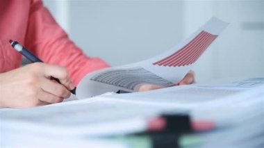 Muhasebeci kadın iş raporunu düzeltiyor ya da yılın finansal analizini yapıyor. Mali ve Evrak İşleri Konsepti