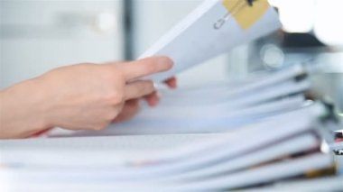 Denetçi İş Kadınları Gelir İstatistiklerini ve Borsa Belgelerini Analiz Ediyor. Pazar Raporları ve Belgeler Konsepti