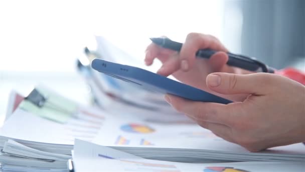 Pengusaha Calculating Tax Data Mobile Phone Laporan Pasar Dan Konsep — Stok Video