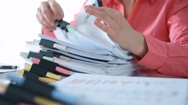 在办公室工作的女企业会计与成堆的商业报告文件 财务和纸张工作概念 — 图库视频影像