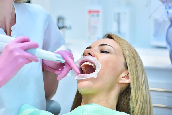 Mujer Dentista Con Guantes Rosas Escaneando Los Dientes Paciente Con —  Fotos de Stock