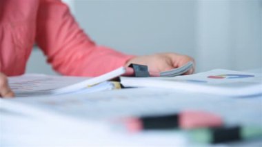İş kadınları gelir istatistiklerini ve borsa belgelerini analiz eder. Pazar Raporları ve Belgeler Konsepti