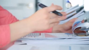 İş kadını iş raporunu ya da yılın finansal analizini düzeltiyor. Mali ve Evrak İşleri Konsepti