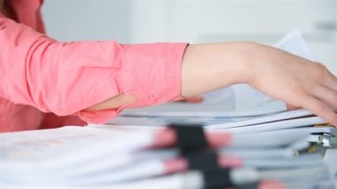 İş Kadınları Denetçisi İş Raporları Yığını Arıyor. Mali ve Evrak İşleri Konsepti