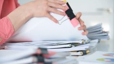 İş kadını istifleme dosyaları, iş raporları ve çizelgeler. Mali ve Evrak İşleri Konsepti