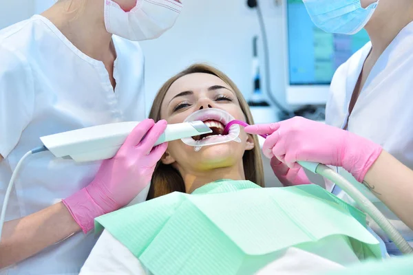 女牙医和助理用3D扫描仪扫描病人的牙齿 检查和保健概念 — 图库照片