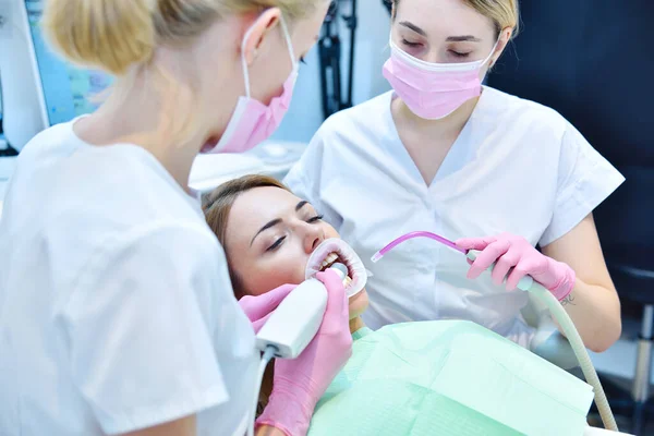 Mulher Dentista Assistente Digitalização Dos Dentes Paciente Com Scanner Oral — Fotografia de Stock