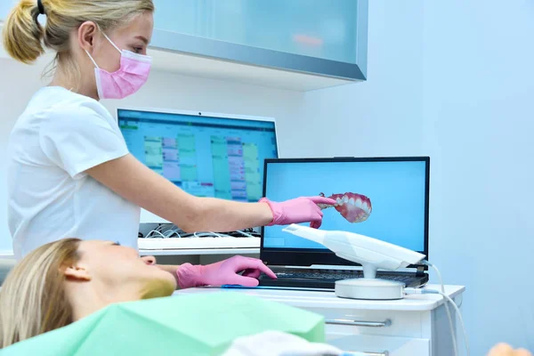 Kvinnlig Tandläkare Visar Bärbar Skärm Dentala Scan Käken Begreppet Hälso — Stockfoto