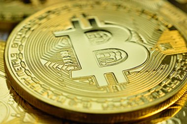 Altın kripto para birimi bitcoin paralarını kapatın. Kripto para birimi ve sanal para kavramı.