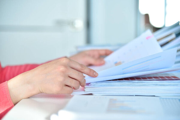 Женщина-финансовый аналитик проверяет годовой отчет. Финансовый успех и оформление документов