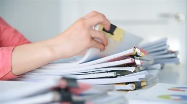 İş kadını iş raporunu ya da yılın finansal analizini düzeltiyor. Mali ve Evrak İşleri Konsepti. Yavaş Hareket Efekti.